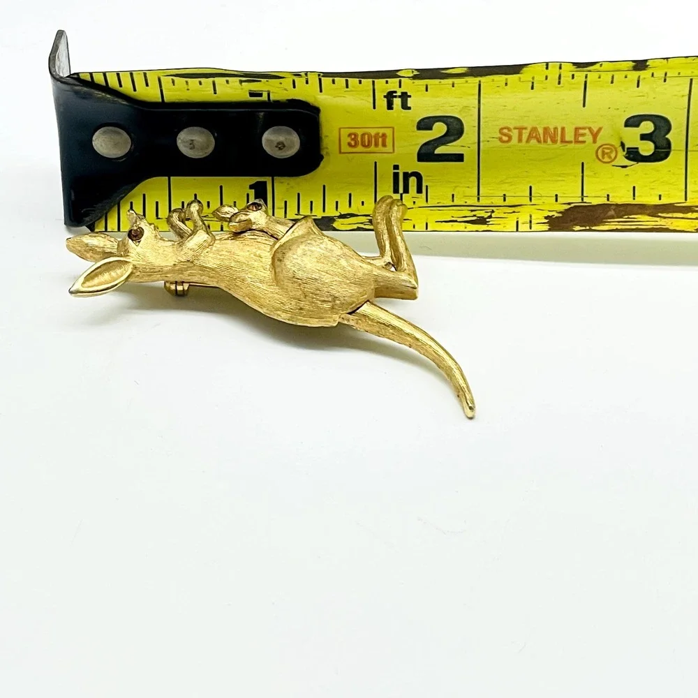 Signed Avon Gold Tone Kangaroo Brooch Pin Articulated Tail Vintage Figural